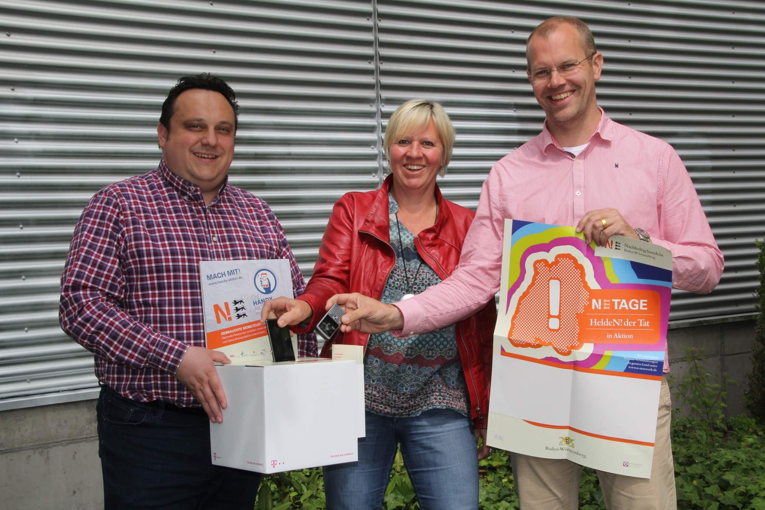 Landratsamt Reutlingen - Drei Personen des Teams präsentieren Informationsmaterial