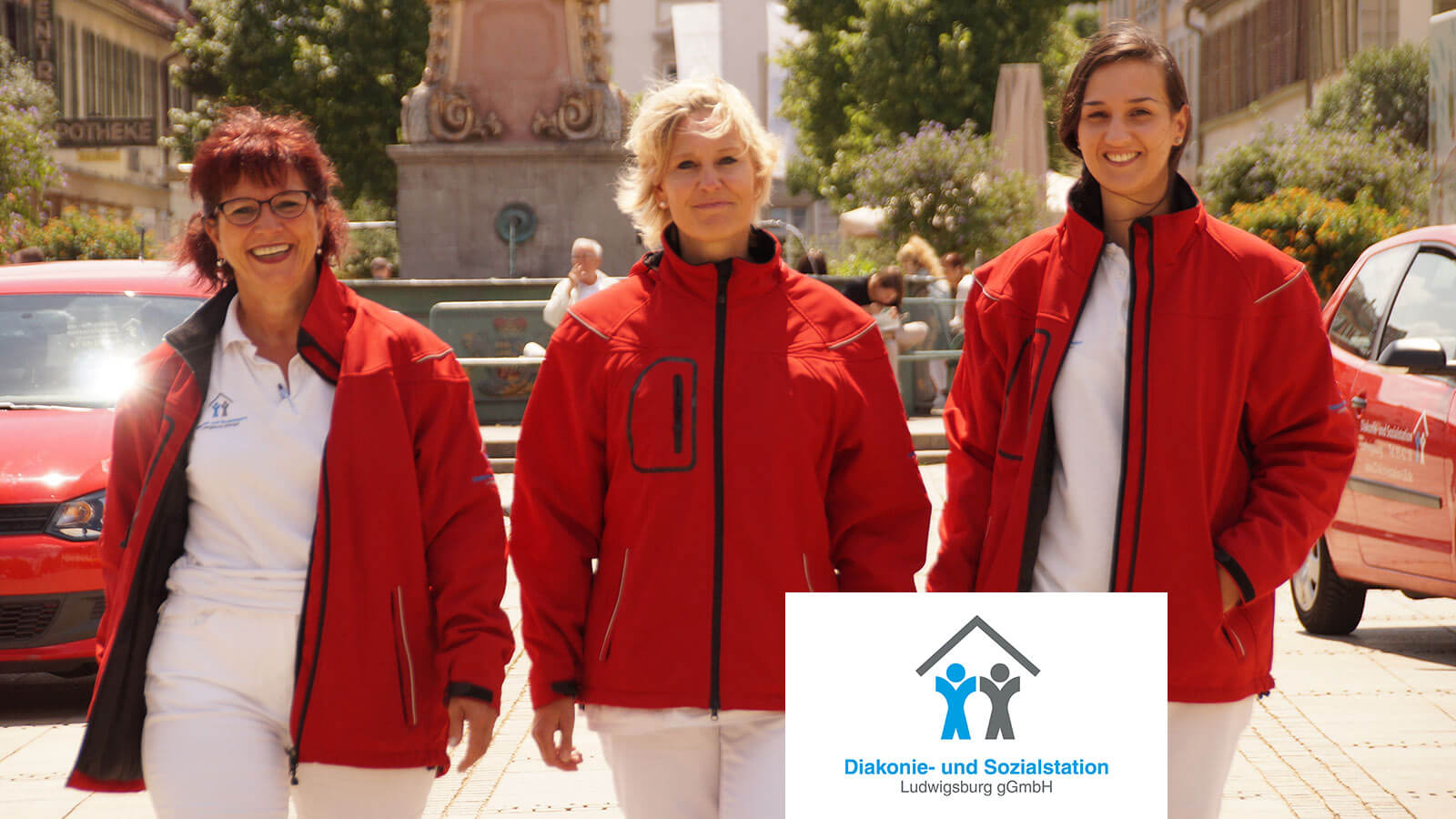 Zwei freundliche Pflegekräfte der Diakonie- und Sozialstation Ludwigsburg gehen gemeinsam durch die Stadt. Symbolbild für ambulante Pflege, soziale Unterstützung und kompetente Betreuung vor Ort.