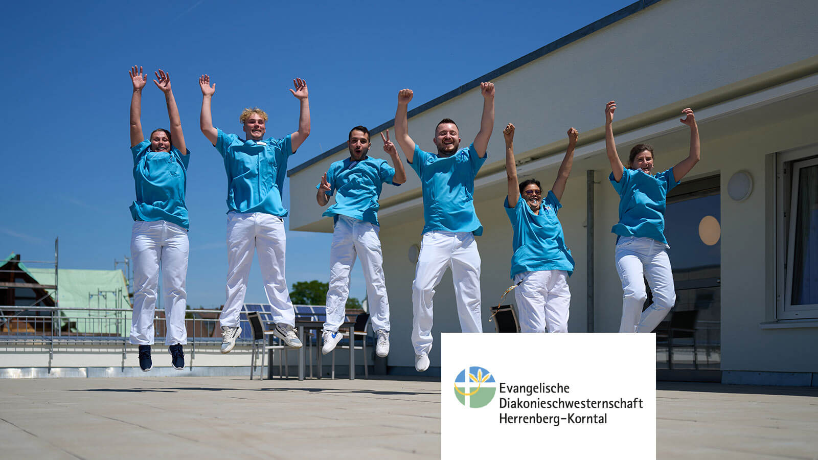 Ein motiviertes Pflegeteam der Evangelischen Diakonieschwesternschaft Herrenberg-Korntal springt gemeinsam in die Luft. Teamgeist, Pflegeberufe und positive Arbeitsatmosphäre im Gesundheitswesen.