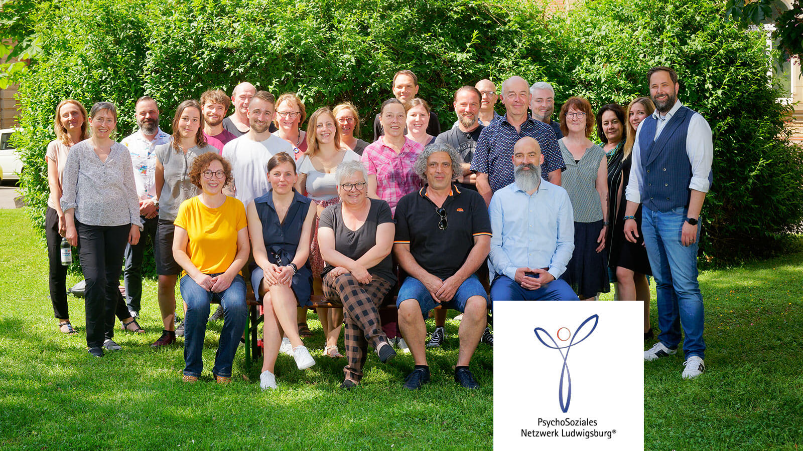 Gruppenfoto des PsychoSozialen Netzwerks Ludwigsburg mit einem großen, vielfältigen Team im Grünen. Psychosoziale Beratung, Unterstützung und regionale Netzwerkangebote.