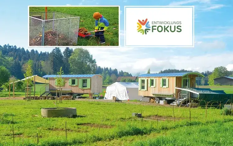 Montessori Naturkindergarten Schneckehäuschen - mit bunten Bauwagen auf weitläufiger Wiese, ergänzt durch Szene spielender Kinder und umgeben von Waldlandschaft.