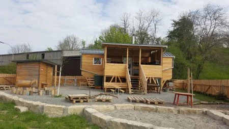 Naturgruppe Leudelsbächle - Waldkindergarten mit Sand- und Holzelementen im Außengelände