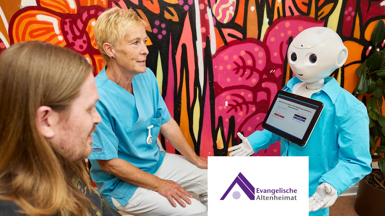 Ein humanoider Service-Roboter interagiert mit einer Pflegekraft und einer weiteren Person in einer farbenfrohen Umgebung. Die Szene zeigt moderne Technologie im Einsatz der Evangelischen Altenheimat zur Unterstützung im Pflegealltag.