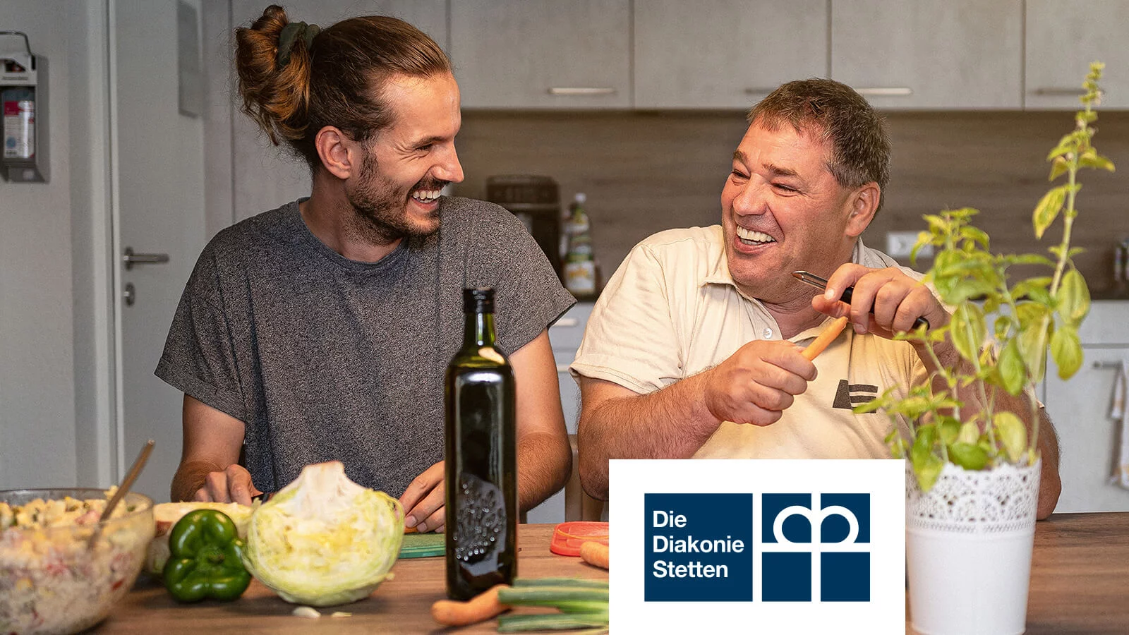 Zwei Personen beim Kochen | Diakonie Stetten