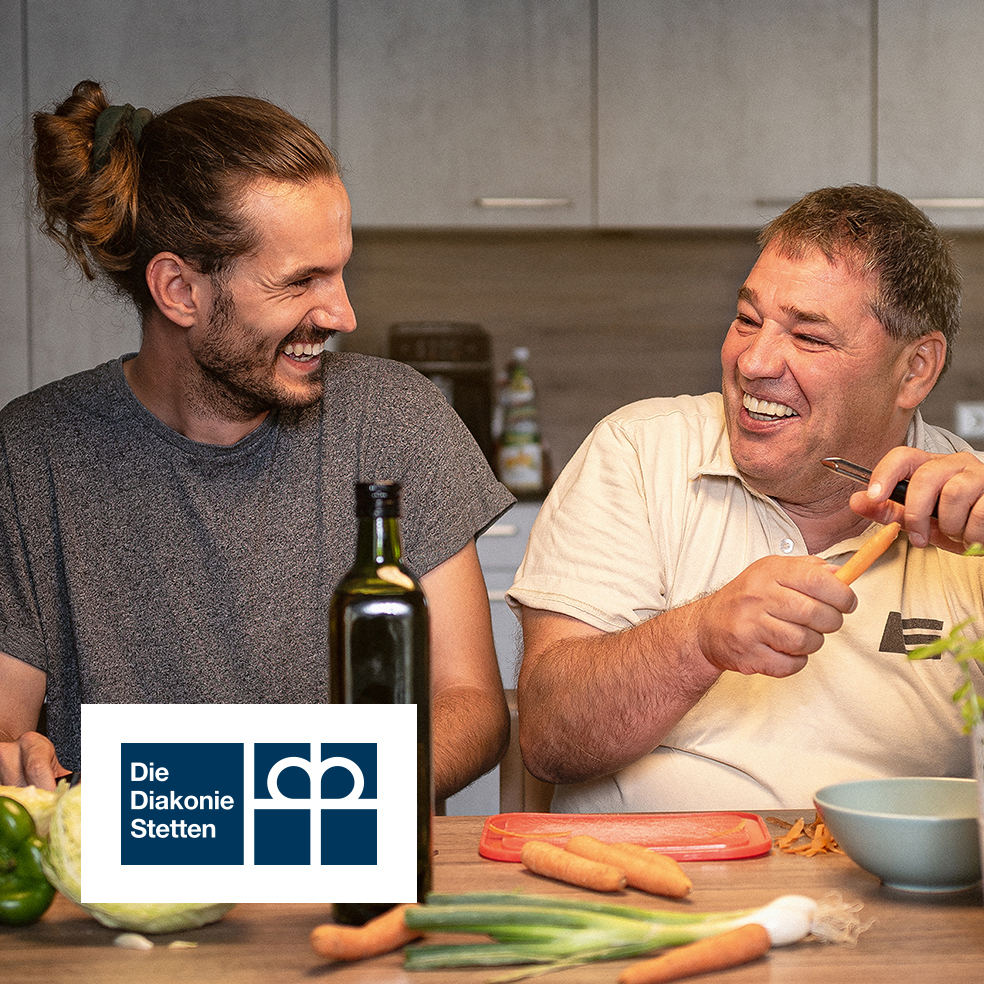 Gemeinsames Kochen in der Diakonie Stetten – unterstütztes Wohnen mit Freude und Selbstbestimmung.