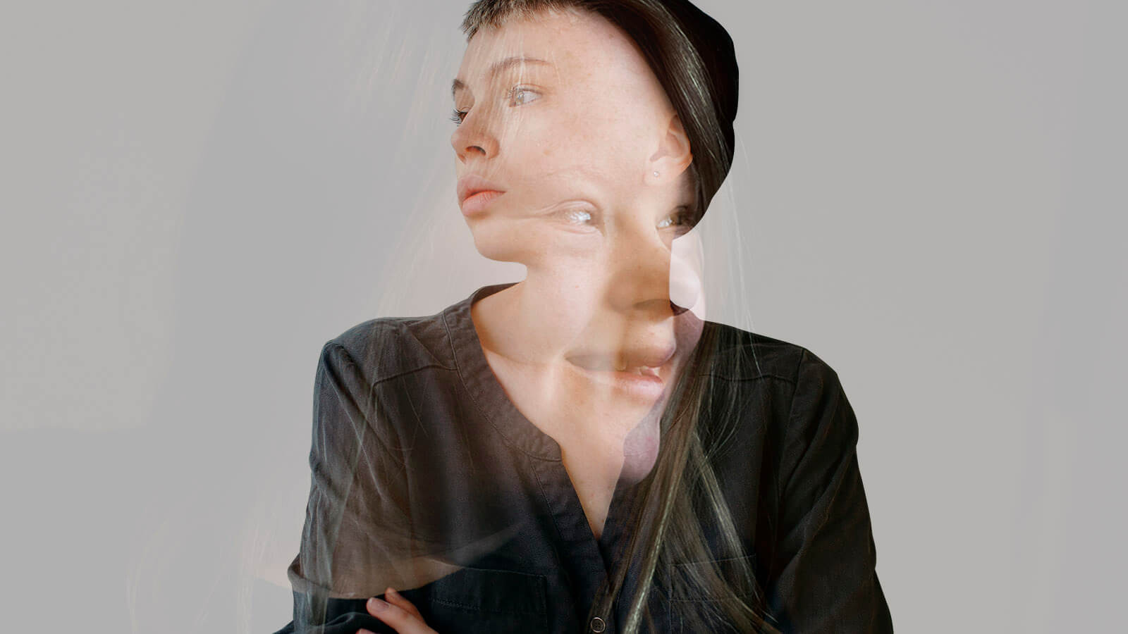 Künstlerische Doppelbelichtung eines nachdenklichen Menschen mit überlagertem Gesicht, symbolisch für Identität, Emotionen und innere Vielfalt.