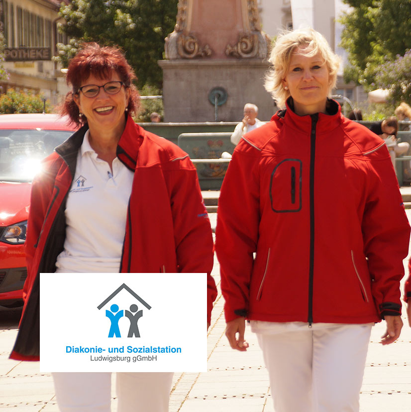 Zwei freundliche Pflegekräfte der Diakonie- und Sozialstation Ludwigsburg gehen gemeinsam durch die Stadt. Symbolbild für ambulante Pflege, soziale Unterstützung und kompetente Betreuung vor Ort.