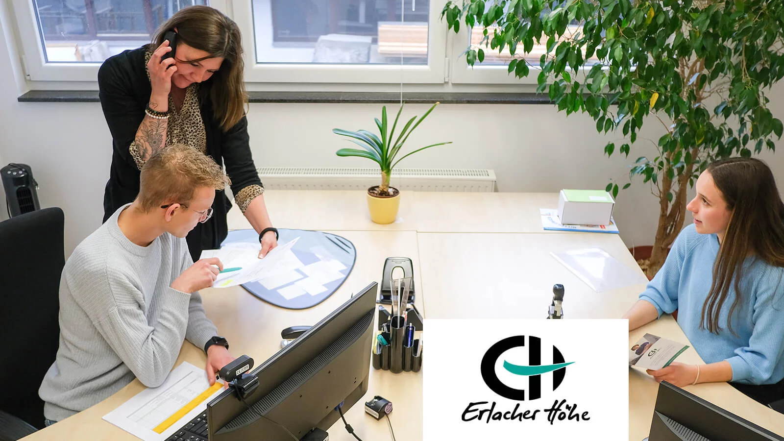 Menschen am Schreibtisch bei einer Besprechung | Diakonieverbund Dornahof & Erlacher Höhe e. V.