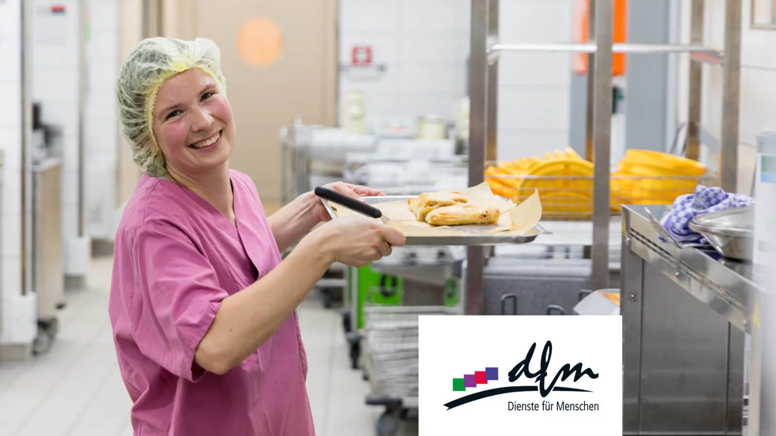 Eine Mitarbeiterin der Essenszubereitung | Dienste für Menschen