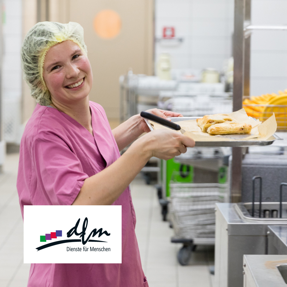 Mitarbeiterin in der Küche von Dienste für Menschen – frische Zubereitung und herzlicher Service.