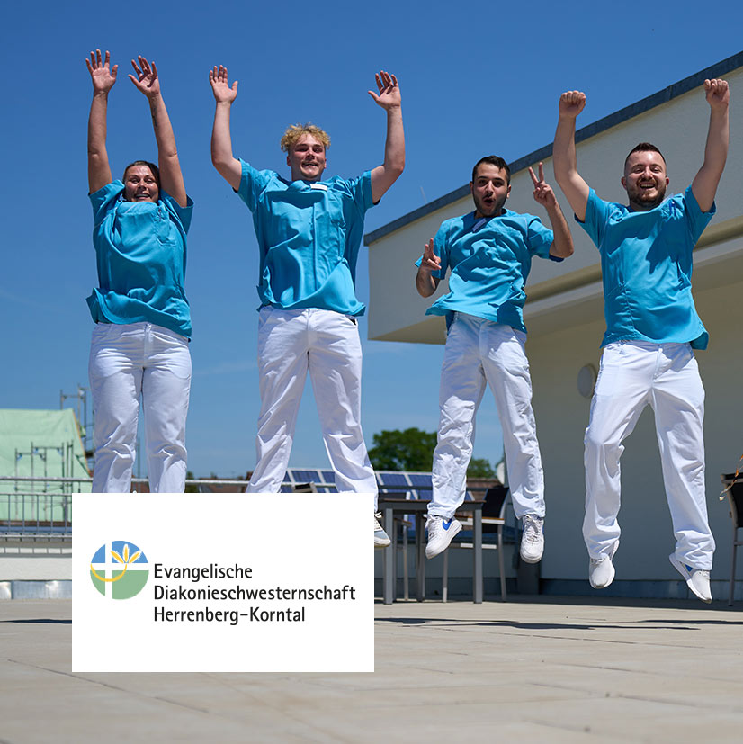 Ein motiviertes Pflegeteam der Evangelischen Diakonieschwesternschaft Herrenberg-Korntal springt gemeinsam in die Luft. Teamgeist, Pflegeberufe und positive Arbeitsatmosphäre im Gesundheitswesen.