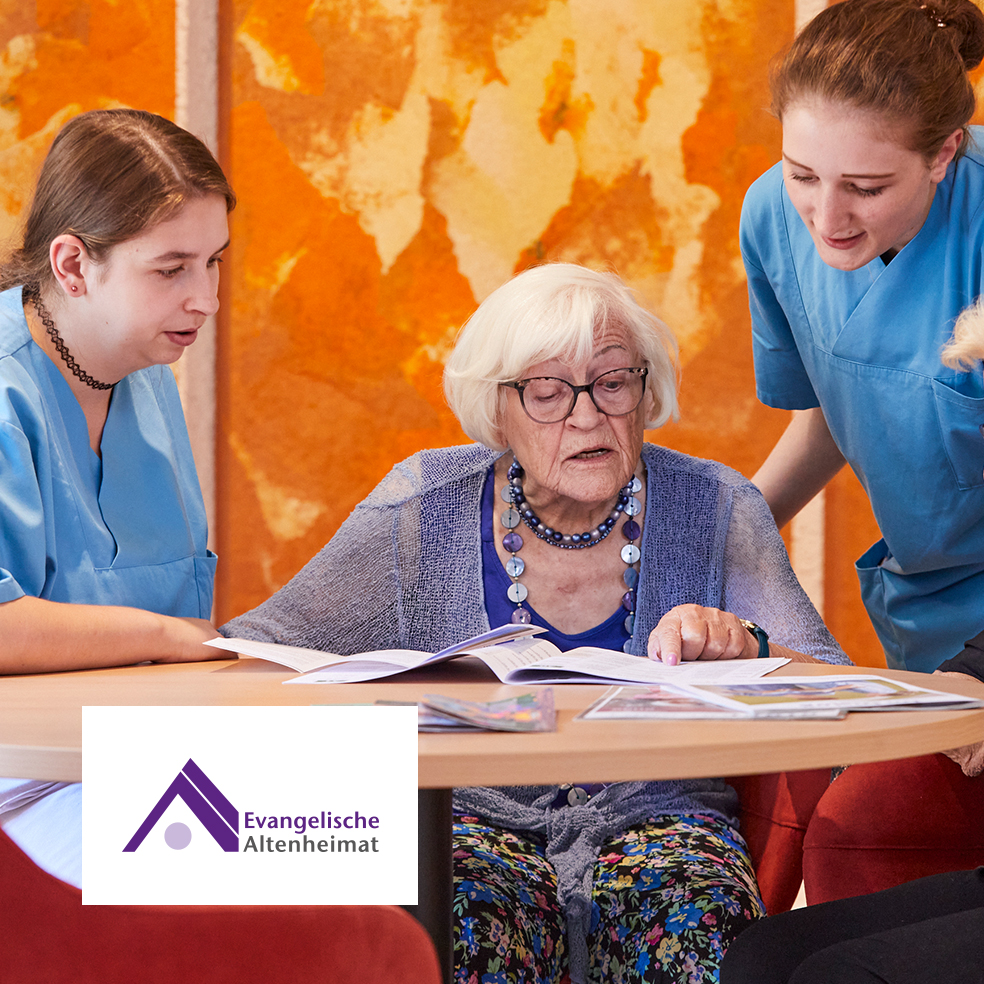 Gemeinsame Aktivität in der Evangelischen Altenheimat – engagierte Pflegekräfte unterstützen Seniorin im Alltag.