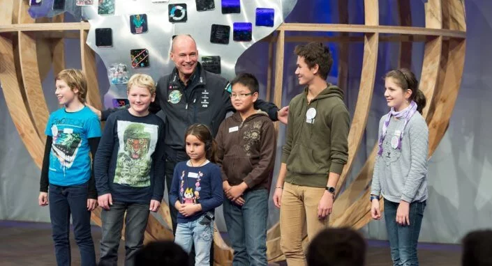 myclimate Klimaschutz - Gruppe von Kindern und einem Erwachsenen.