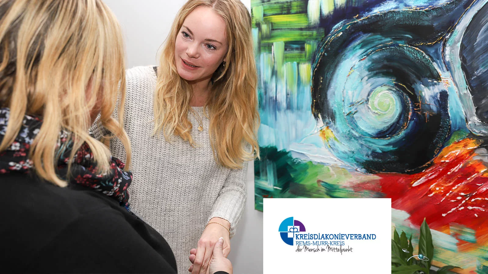 Zwei Personen vor einem Bild | Kreisdiakonieverband Rems-Murr-Kreis