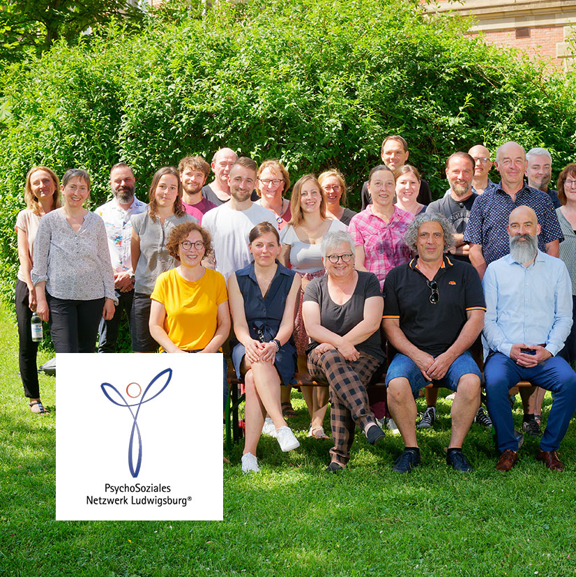 Gruppenfoto des PsychoSozialen Netzwerks Ludwigsburg mit einem großen, vielfältigen Team im Grünen. Motiv für Themen wie psychosoziale Beratung, Unterstützung und regionale Netzwerkangebote.