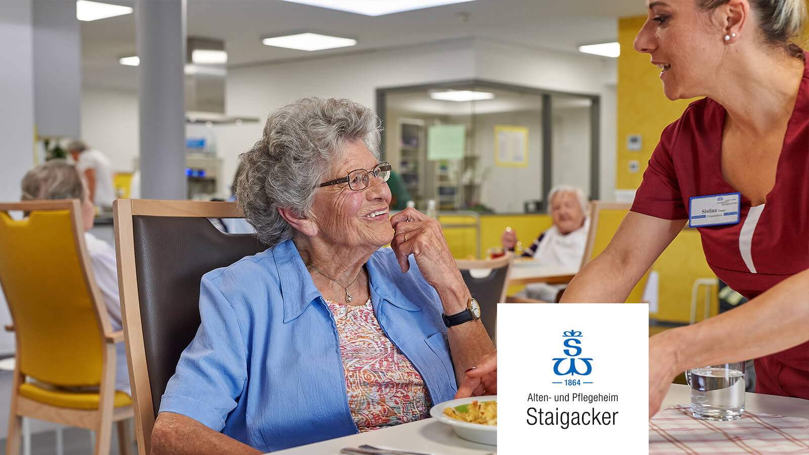 Freundliche Pflegekraft betreut Seniorin beim Mittagessen im Alten- und Pflegeheim Staigacker.
