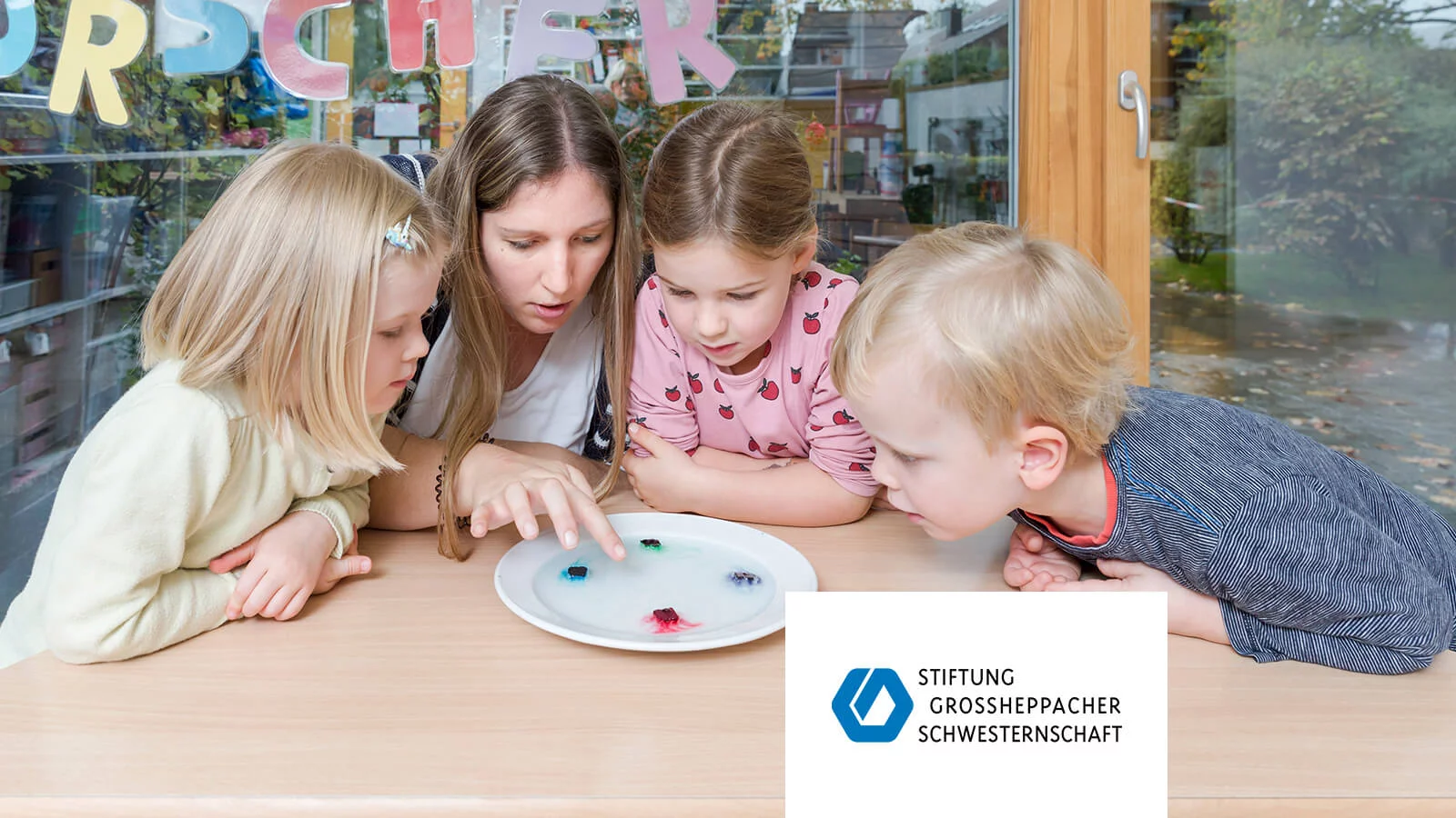 Eine Erzieherin und drei Kinder machen ein Experiment | Stiftung Großheppacher Schwesternschaft