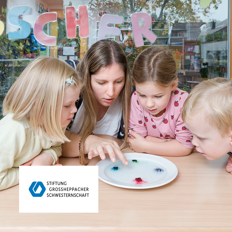 Erzieherin experimentiert gemeinsam mit Kindern – spielerisches Lernen in der Stiftung Großheppacher Schwesternschaft.