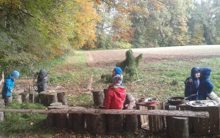 Waldkindergarten Baienfurt - Kinder auf Wiese