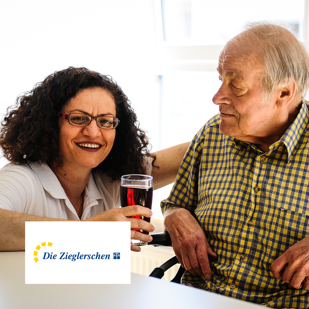 Pflegekraft unterstützt Senior – herzliche Betreuung bei den Zieglerschen.