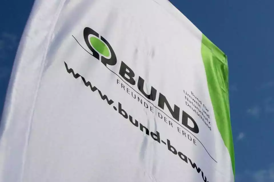 BUND Baden-Württemberg | Fahne des BUND BaWü vor einem blauen Himmel