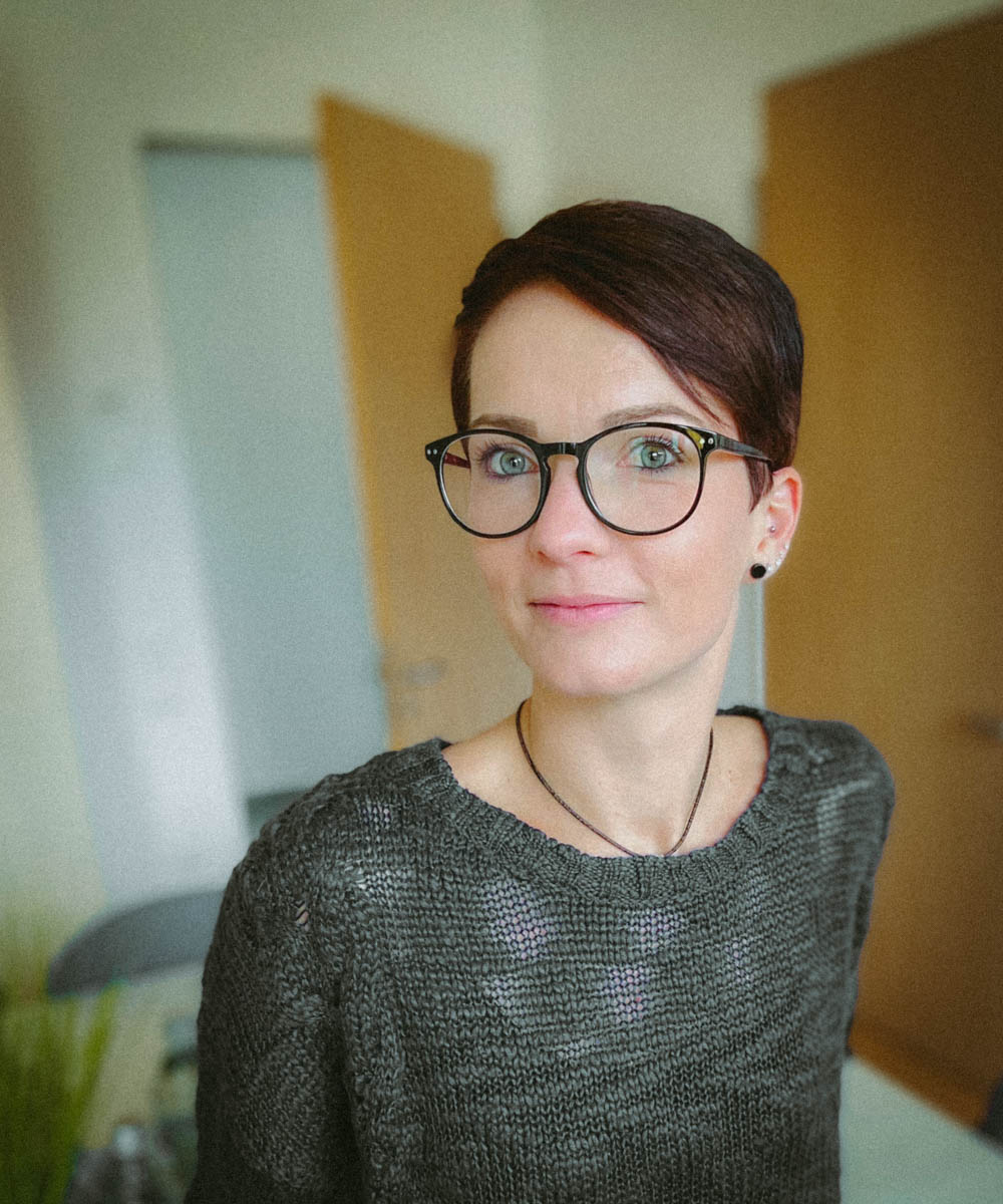 Bild von einer jungen Frau, ihr Name ist Nadine.