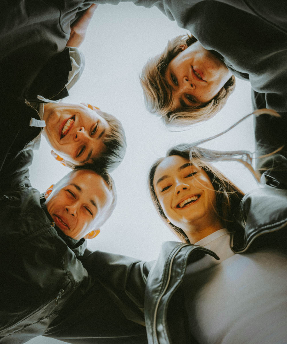 Junge Menschen schauen in eine Kamera