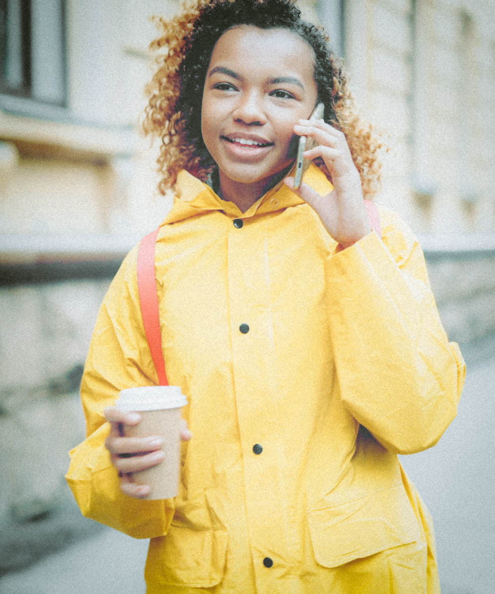 Junge Frau am Telefon.