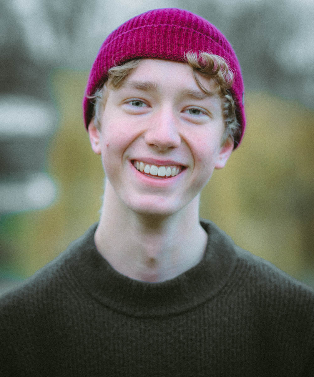 Junger Mann schaut in die Kamera.