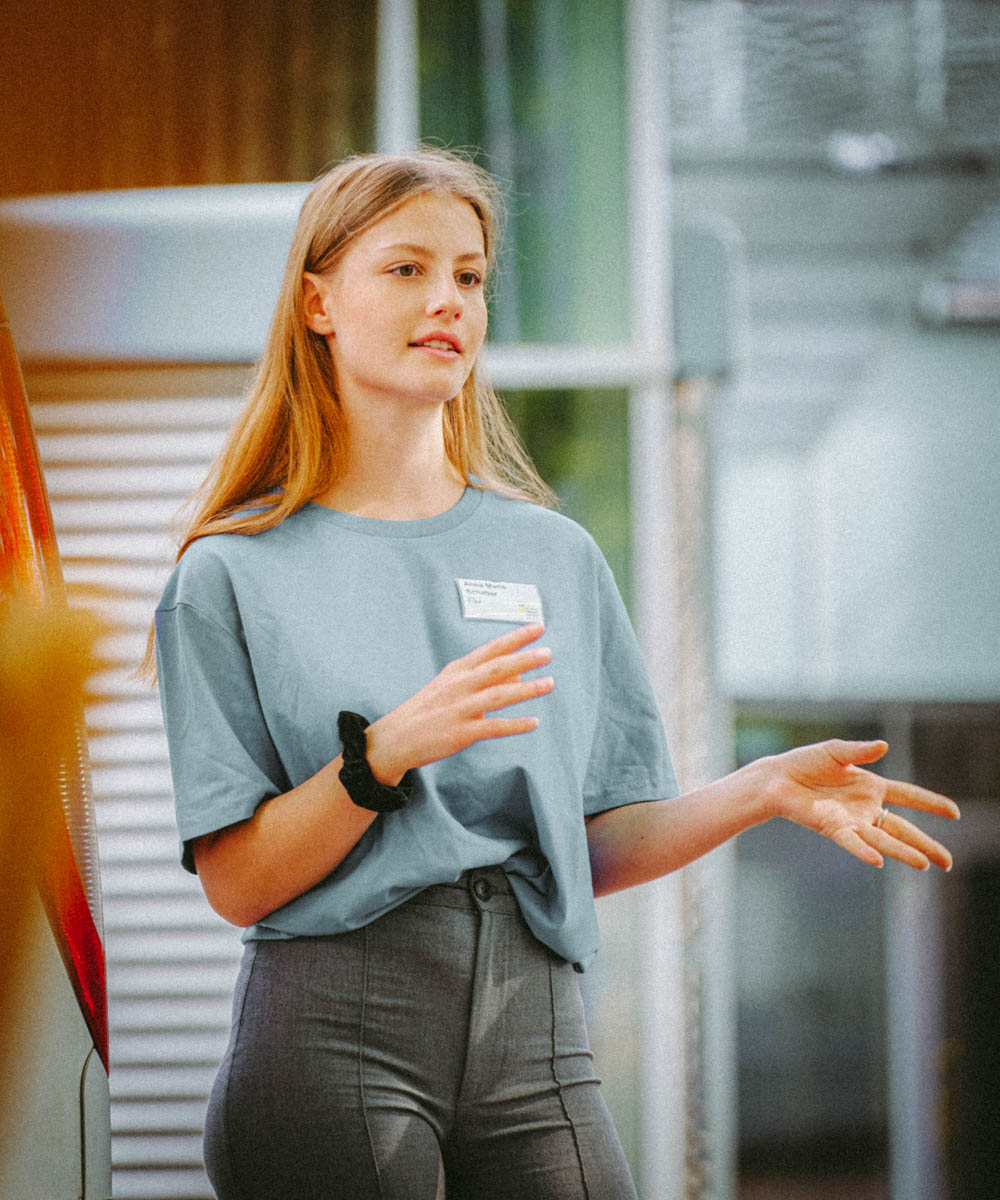 Junge Frau erzählt von ihrem Freiwilligendienst.