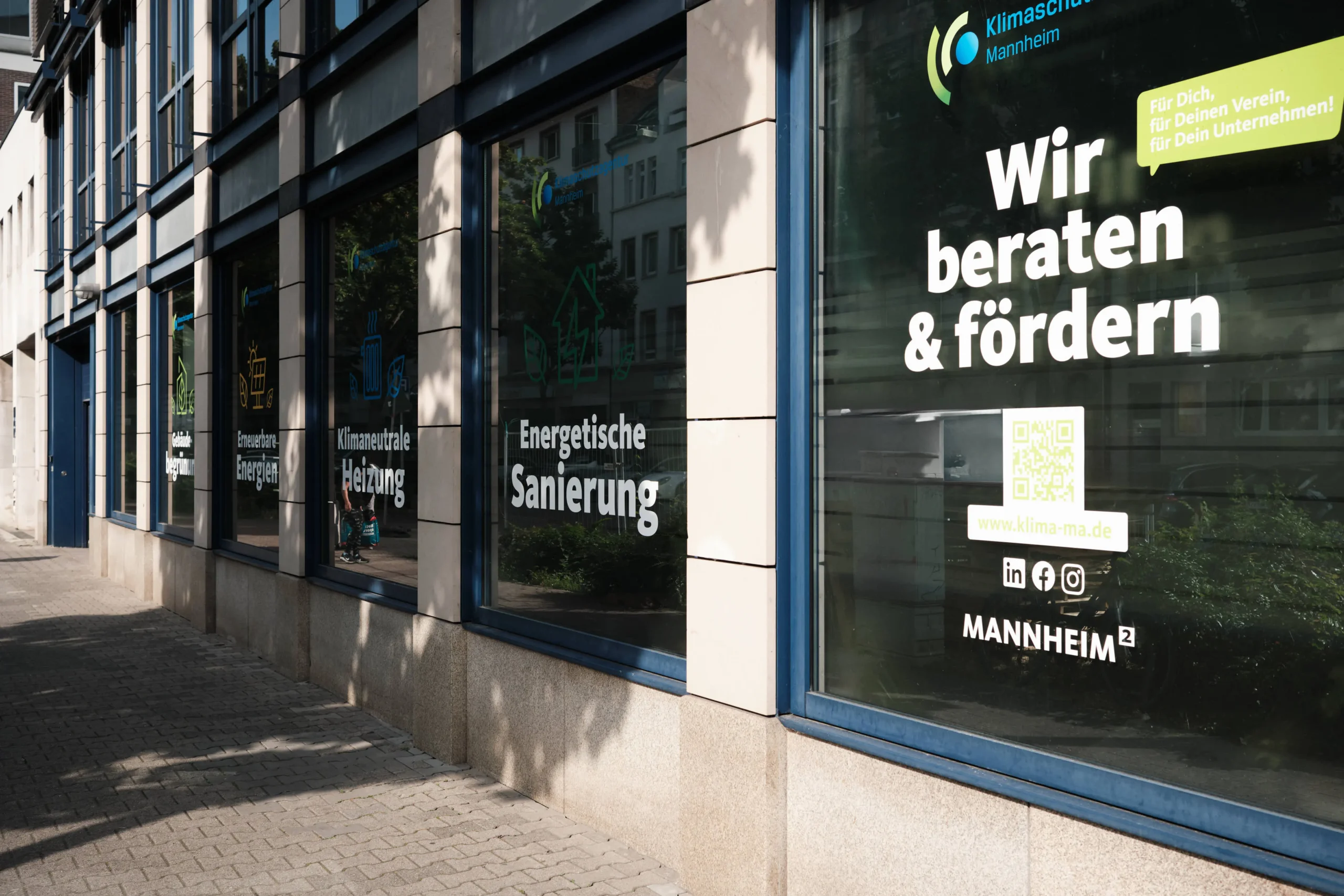 Klimaschutzagentur Mannheim - Ladenfront mit Schaufenstern an sonnigem Tag