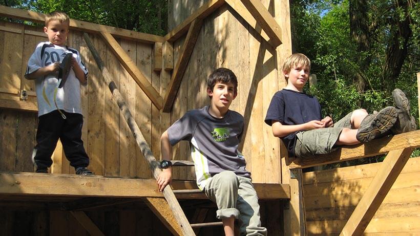 Jugendfarm Birkach Stuttgart | Mehrere Kinder auf einem Baumhaus