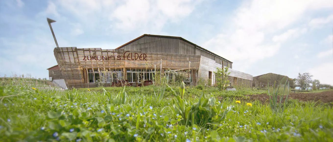 Schulbauernhof Zukunftsfelder - Außenansicht vor blauem Himmel